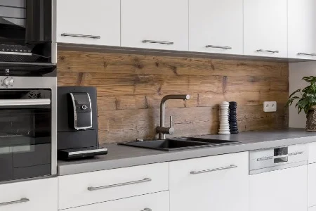 Moderne Küche mit Holzwand